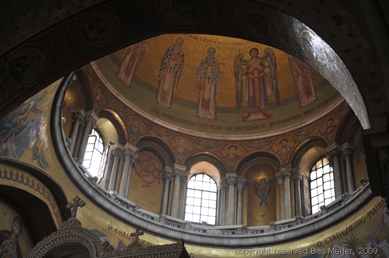 DSC_1636.jpg - Inside the church of the Holy Sepulchre: natural light creating magnificient views.